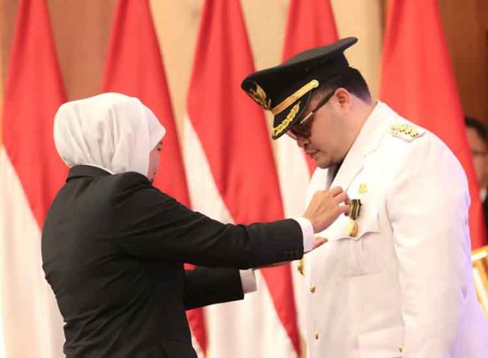 Terima Penghargaan dari Gubernur Khofifah, Bupati Kediri Diminta Motivasi ASN Jadi Sosok Pembaharu Terima Penghargaan dari Gubernur Khofifah, Bupati Kediri Diminta Motivasi ASN Jadi Sosok Pembaharu