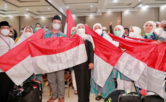 Sambut Kedatangan Jemaah Haji Kloter Terakhir, Gubernur Khofifah Bagikan Bendera Merah Putih Sambut Kedatangan Jemaah Haji Kloter Terakhir, Gubernur Khofifah Bagikan Bendera Merah Putih