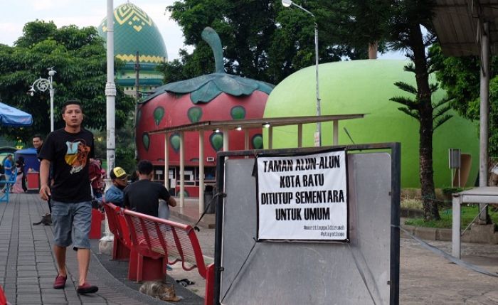 Meski Dilarang, Warga Nekat Masuk Area Alun-alun Kota Batu Meski Dilarang, Warga Nekat Masuk Area Alun-alun Kota Batu