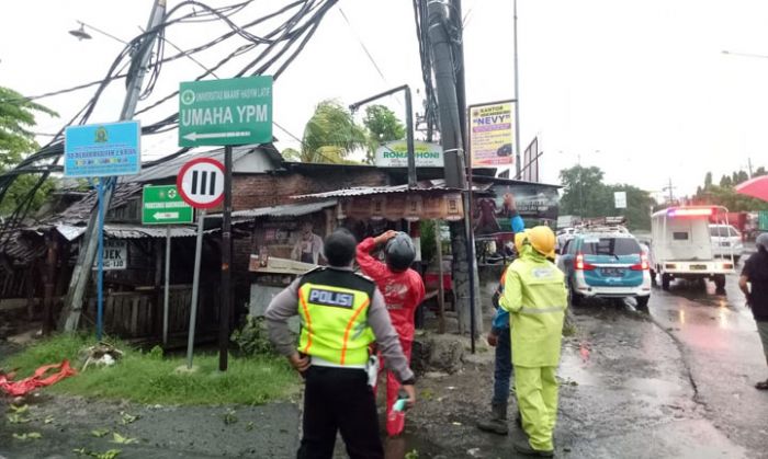 PLN Sidoarjo Pulihkan Kondisi Kelistrikan Pasca Puting Beliung