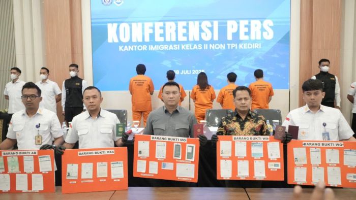 Operasi Wirawaspada 2025, Kantor Imigrasi Kediri Amankan WNA Pelanggar Hukum Keimigrasian Operasi Wirawaspada 2025, Kantor Imigrasi Kediri Amankan WNA Pelanggar Hukum Keimigrasian