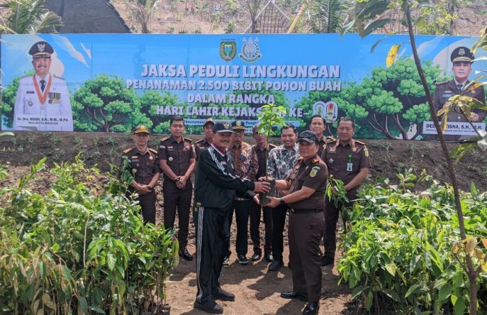 Kejaksaan Sumbangkan Ribuan Pohon Buah untuk Pemkot Madiun Kejaksaan Sumbangkan Ribuan Pohon Buah untuk Pemkot Madiun