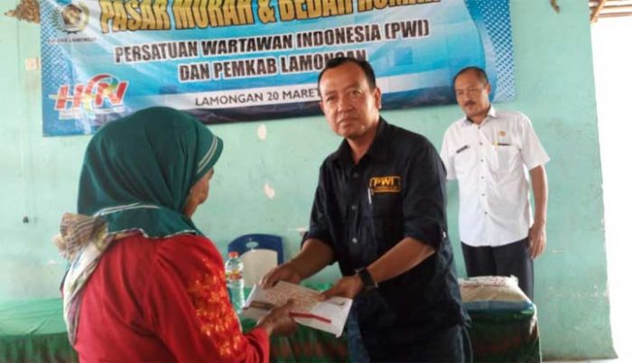 PWI Lamongan Bantu Bedah Rumah Nenek 73 Tahun