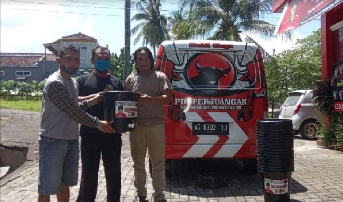 Lawan Corona, DPC PDIP Salurkan Bantuan Ribuan Masker dan Ratusan Timba Lawan Corona, DPC PDIP Salurkan Bantuan Ribuan Masker dan Ratusan Timba