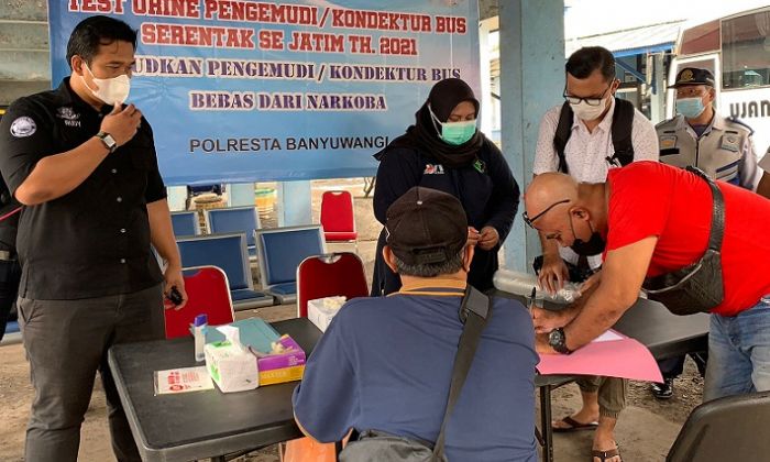 Jelang Nataru, Polresta Banyuwangi Tes Urine Sopir Angkutan Umum