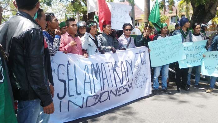 ​Aksi Dorong Warnai Demo HMI Pamekasan Tuntut Mundur Jokowi-JK