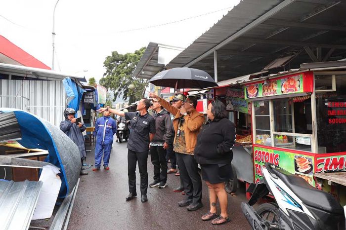 Pj Wali Kota Batu Minta Warga Lapor Jika Ada Pohon Rawan Tumbang Pj Wali Kota Batu Minta Warga Lapor Jika Ada Pohon Rawan Tumbang