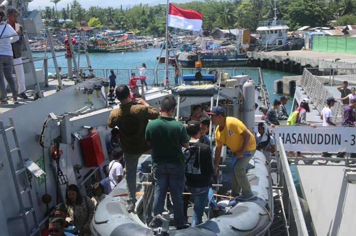 Sandar di Filipina, Warga Lokal Asik Kunjungi Dua Kapal Perang Koarmatim