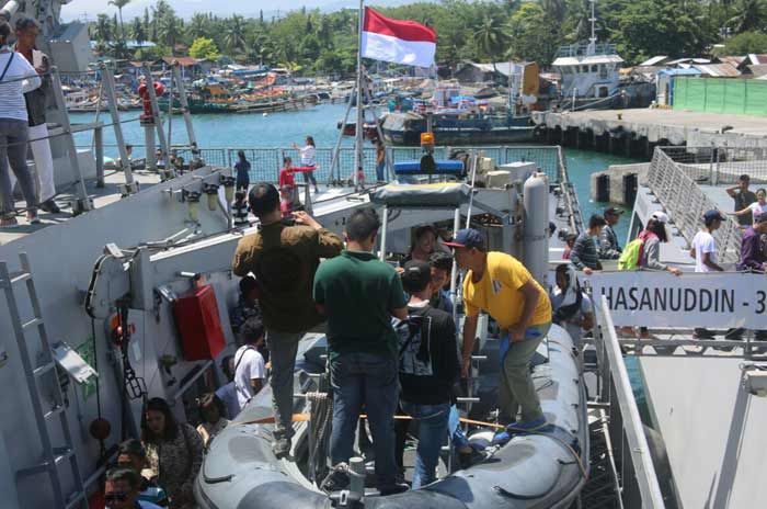 Sandar di Filipina, Warga Lokal Asik Kunjungi Dua Kapal Perang Koarmatim Sandar di Filipina, Warga Lokal Asik Kunjungi Dua Kapal Perang Koarmatim