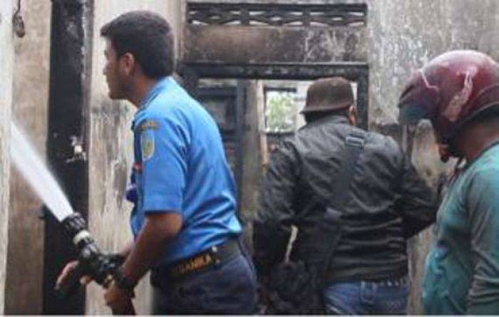 Rumah di Sambirejo Nganjuk Terbakar, Dua Ton Bawang Merah dan Uang Tunai Ludes Rumah di Sambirejo Nganjuk Terbakar, Dua Ton Bawang Merah dan Uang Tunai Ludes