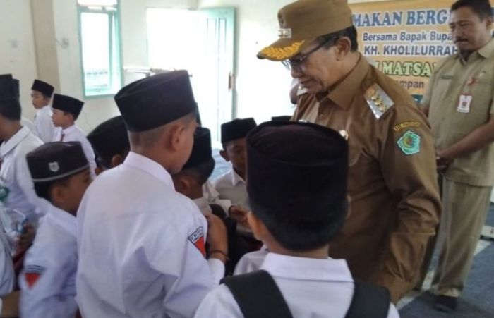Tinjau Pelaksanaan MBG di SDI Matsaratul Huda, Bupati Pamekasan Ikut Makan Bareng Siswa Tinjau Pelaksanaan MBG di SDI Matsaratul Huda, Bupati Pamekasan Ikut Makan Bareng Siswa