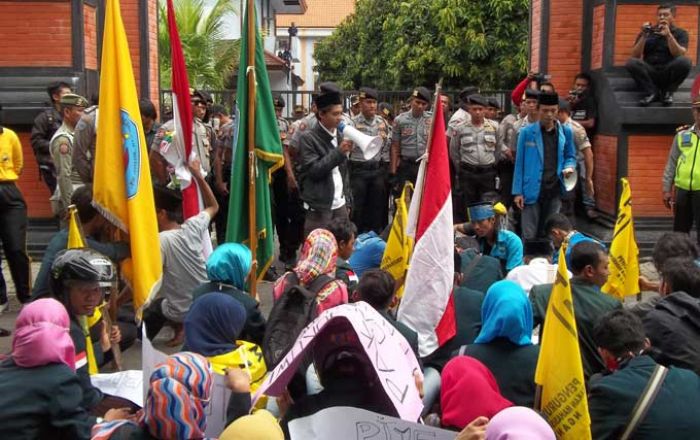 PMII Nganjuk Demo Gedung Dewan, Ajukan Lima Tuntutan