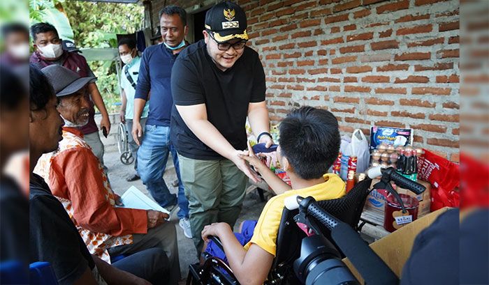 Bupati Kediri Beri Bantuan untuk Lansia Penjual Balon Karakter Bupati Kediri Beri Bantuan untuk Lansia Penjual Balon Karakter