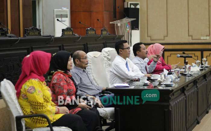 DPRD Jombang Beri Bimbingan Mahasiswa Unair DPRD Jombang Beri Bimbingan Mahasiswa Unair