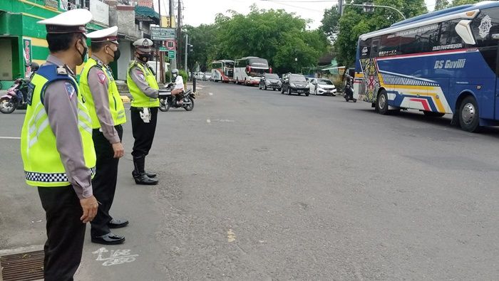 Jalanan Mulai Dipenuhi Pemudik, Sejumlah Pesonel Polres Madiun Kota Sigap Urai Kemacetan