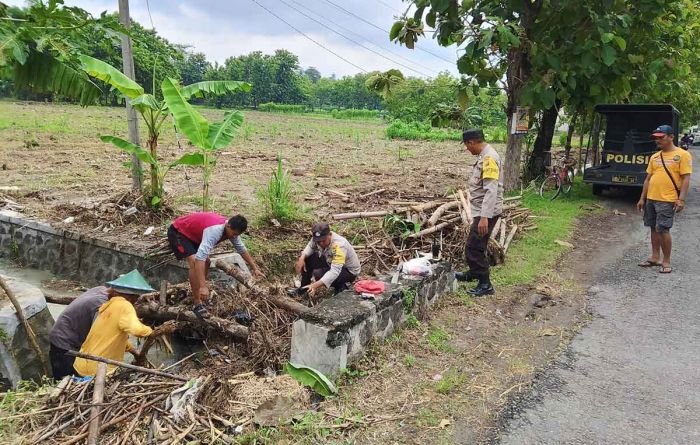 Polisi Bersama Warga Bersihkan Limbah Penyumbat Saluran Air di Ngawi Polisi Bersama Warga Bersihkan Limbah Penyumbat Saluran Air di Ngawi