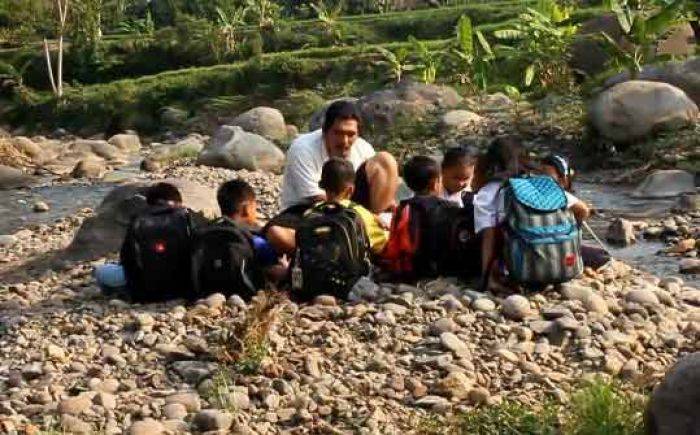 Honor Minim, Guru Honorer di Nganjuk ini jadi Pemecah Batu Honor Minim, Guru Honorer di Nganjuk ini jadi Pemecah Batu