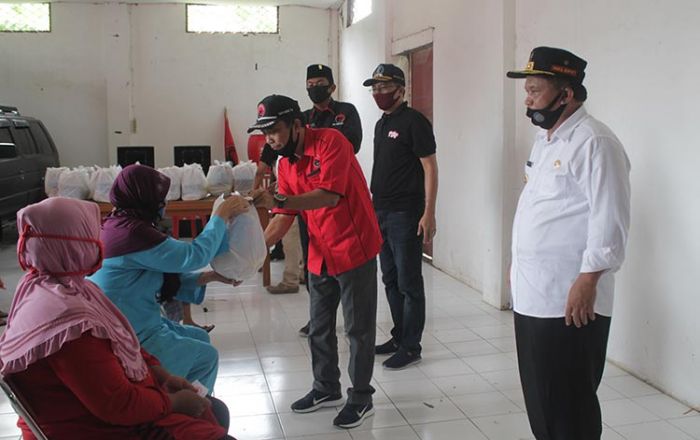 PDIP Nganjuk Bagikan Sembako Bantu Warga Terdampak Covid-19