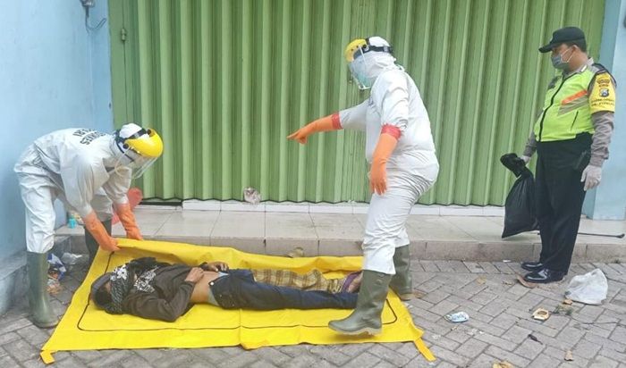 Dikira Tidur, Warga Sumbawa Ditemukan Tewas di Depan Toko Dikira Tidur, Warga Sumbawa Ditemukan Tewas di Depan Toko