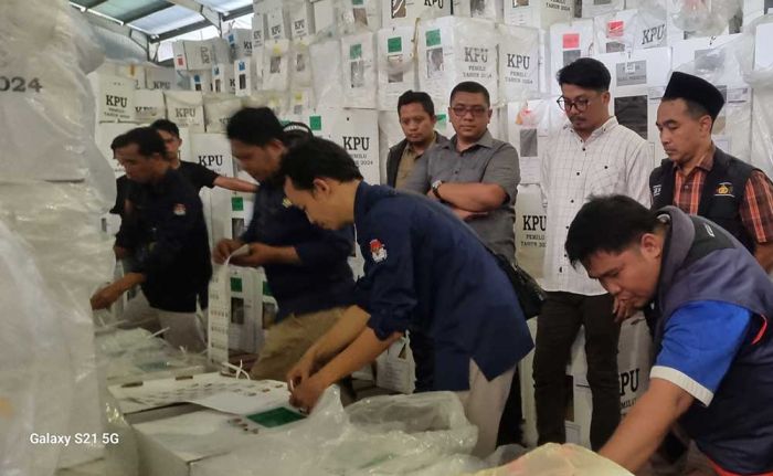 PKS, PDIP, dan Hanura Bangkalan Kecewa Penghitungan Ulang Surat Suara Dilakukan di Surabaya PKS, PDIP, dan Hanura Bangkalan Kecewa Penghitungan Ulang Surat Suara Dilakukan di Surabaya
