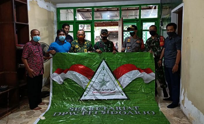 Personel Gabungan Datangi Sekretariat FPI di Sidoarjo, Amankan Berbagai Atribut Personel Gabungan Datangi Sekretariat FPI di Sidoarjo, Amankan Berbagai Atribut
