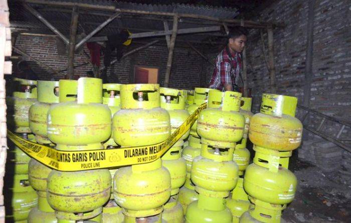 Polisi Gerebek Gudang Pengoplos Elpiji di Tanggulangin Sidoarjo Polisi Gerebek Gudang Pengoplos Elpiji di Tanggulangin Sidoarjo