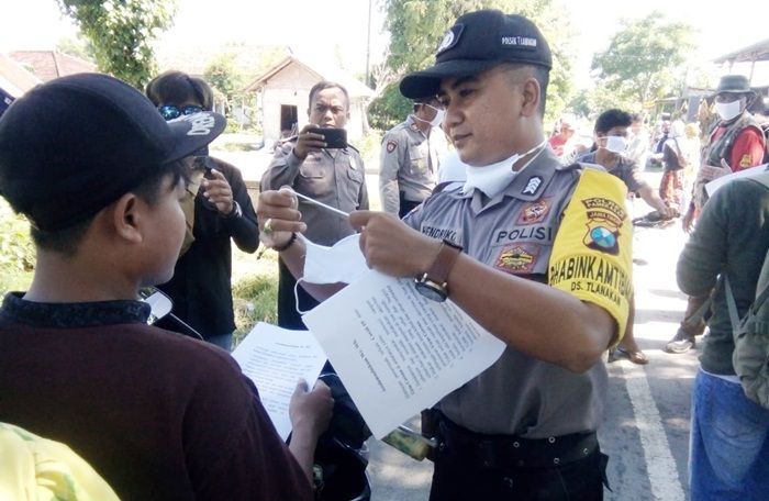 ​Bhabinkamtibmas Tlanakan Pamekasan Bagikan Masker Kain Gratis ke Warga