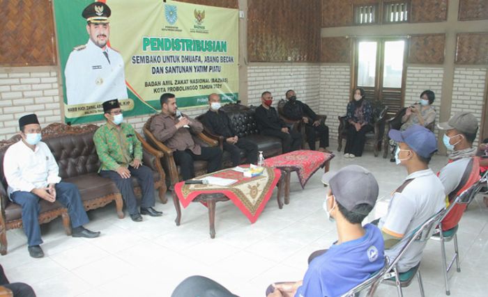 Beri Apresiasi, Pemkot Probolinggo Bagikan Bantuan Sembako untuk Ratusan Petugas Kebersihan Beri Apresiasi, Pemkot Probolinggo Bagikan Bantuan Sembako untuk Ratusan Petugas Kebersihan