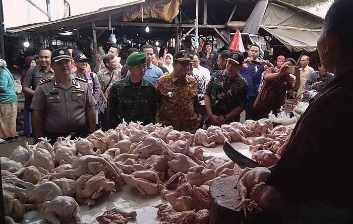 Forpimda Bangkalan Turun ke Pasar Pantau Harga Bahan Pokok Forpimda Bangkalan Turun ke Pasar Pantau Harga Bahan Pokok