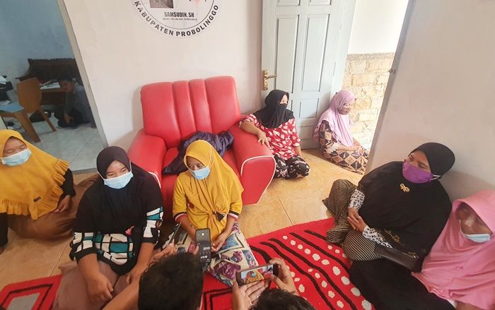 Diduga Dipotong Ketua Kelompok Tiap Bulan, 6 Penerima Bantuan PKH di Probolinggo Lapor Polisi Diduga Dipotong Ketua Kelompok Tiap Bulan, 6 Penerima Bantuan PKH di Probolinggo Lapor Polisi