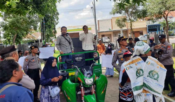 Demo ke Kantor Kecamatan, Berikut Tuntutan Warga Seletreng Situbondo