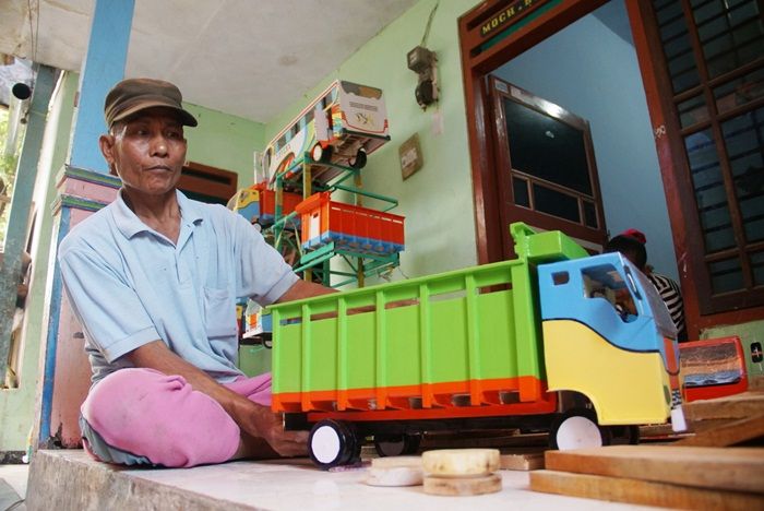 Terinspirasi Bus-bus di Jombang, Tukang Becak Banting Setir Jadi Pembuat Mainan