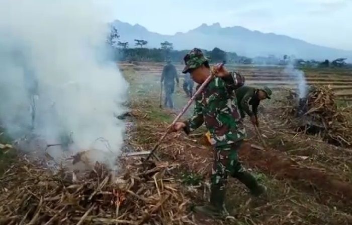 Personel Koramil Pacet dan Warga Sinegi Kerja Bakti Bareng Personel Koramil Pacet dan Warga Sinegi Kerja Bakti Bareng