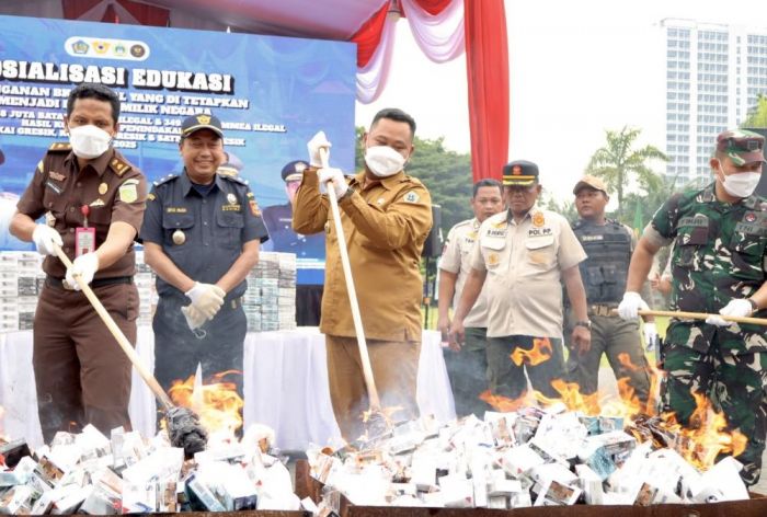 Pemkab Gresik Musnahkan 9,8 Juta Batang Rokok dan Ratusan Liter MMEA Ilegal