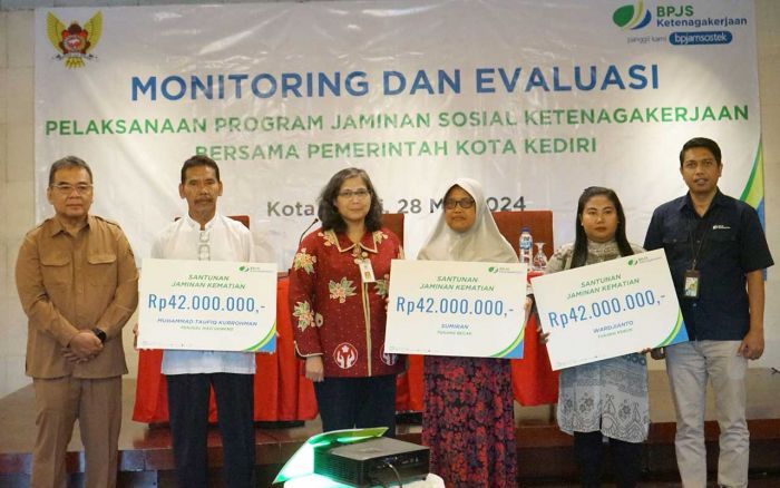 Monev Program Jaminan Sosial Ketenagakerjaan, Pj Wali Kota Kediri Serahkan Santunan ke Ahli Waris Monev Program Jaminan Sosial Ketenagakerjaan, Pj Wali Kota Kediri Serahkan Santunan ke Ahli Waris