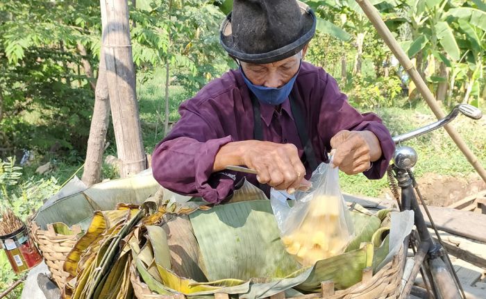 Penjual Tape Keliling Tetap Eksis di Tengah Pandemi Penjual Tape Keliling Tetap Eksis di Tengah Pandemi