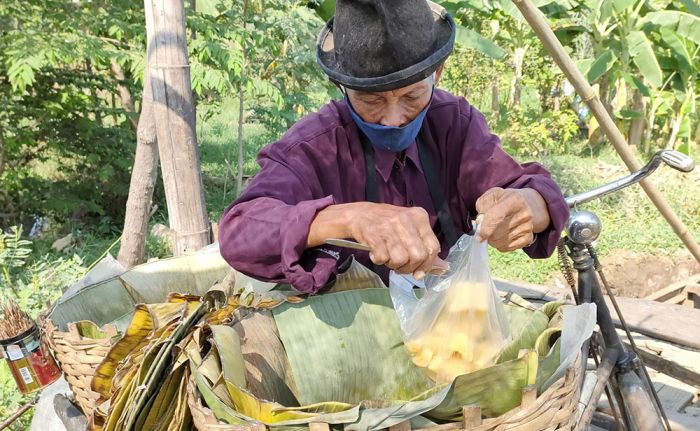 Penjual Tape Keliling Tetap Eksis di Tengah Pandemi