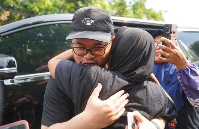 Mas Dhito Disambut Pelukan Warga saat Kampanye Pilkada 2024 Mas Dhito Disambut Pelukan Warga saat Kampanye Pilkada 2024