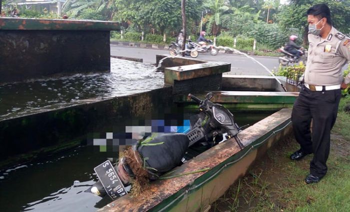 Diduga Tabrak Pembatas Jalan, Pria di Sidoarjo Kecelakaan hingga Terlempar ke Kolam Taman Diduga Tabrak Pembatas Jalan, Pria di Sidoarjo Kecelakaan hingga Terlempar ke Kolam Taman
