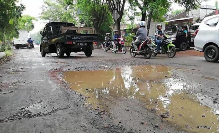 Banyak Jalan Rusak, DPRD Pasuruan Desak DPU Bina Marga Segera Lakukan Perbaikan