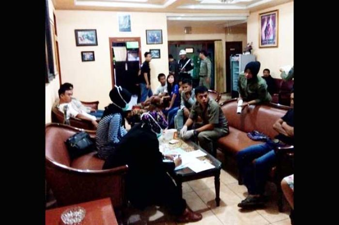 Razia Hotel, Petugas Gabungan di Blitar Ciduk Belasan Pasangan Bukan Suami Istri Razia Hotel, Petugas Gabungan di Blitar Ciduk Belasan Pasangan Bukan Suami Istri