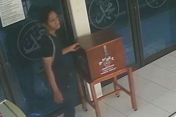 Terekam CCTV, Seorang Pria di Sidoarjo dengan Modus Pura-Pura Sholat, Curi Uang dalam Kotak Amal Terekam CCTV, Seorang Pria di Sidoarjo dengan Modus Pura-Pura Sholat, Curi Uang dalam Kotak Amal