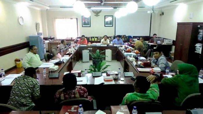 Pansus DPRD Putuskan Mihol Dilarang di Surabaya Pansus DPRD Putuskan Mihol Dilarang di Surabaya