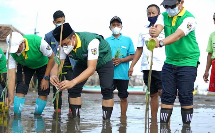 Revitalisasi Kawasan Pantai dan Wisata Maritim, Wakil Wali Kota Pasuruan Lakukan Penanaman Mangrove