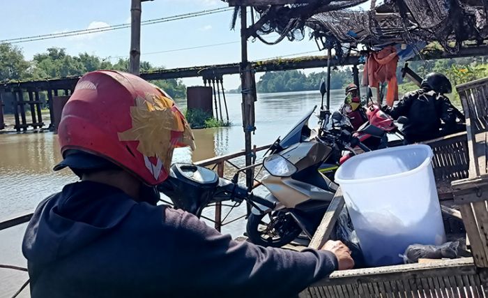 Hindari Kemacetan Menuju Kota Kediri, Warga Bulusari Ini Pilih Naik Perahu Hindari Kemacetan Menuju Kota Kediri, Warga Bulusari Ini Pilih Naik Perahu