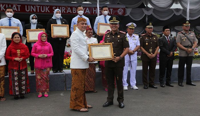 HUT ke-729 Surabaya, Kejari Tanjung Perak Terima Penghargaan dari Wali Kota HUT ke-729 Surabaya, Kejari Tanjung Perak Terima Penghargaan dari Wali Kota