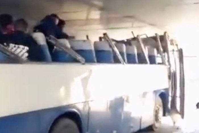 Ngebut saat Masuk Terowongan, Atap Bus Tertinggal di Luar Terowongan Ngebut saat Masuk Terowongan, Atap Bus Tertinggal di Luar Terowongan