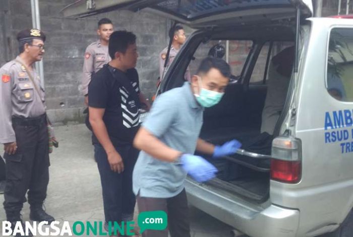Terpeleset, Bapak dan Dua Anaknya Tewas Tenggelam di Air Terjun Jurug Trenggalek Terpeleset, Bapak dan Dua Anaknya Tewas Tenggelam di Air Terjun Jurug Trenggalek