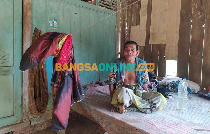 Kakek Penderita Hernia Puluhan Tahun di Sampang Dikunjungi Kemensos Kakek Penderita Hernia Puluhan Tahun di Sampang Dikunjungi Kemensos