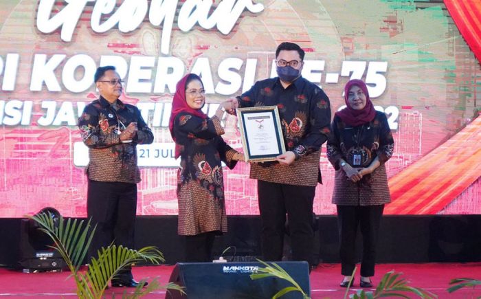 Bupati Kediri Raih Penghargaan Kepala Daerah Penggerak Koperasi Terbaik